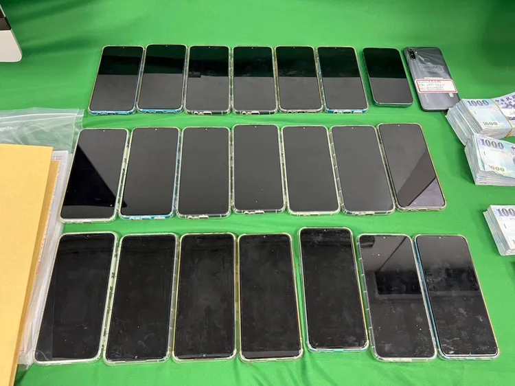 檢警查扣22支手機。讀者提供