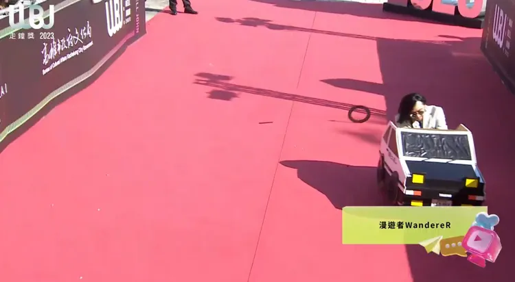 「漫遊者」小湯開車出事了，當場噴裝。翻攝走鐘獎頒獎典禮YT