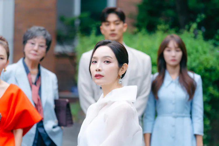 李敏英首度挑戰反派，飾演鄭侑敏狠毒的養母。friDay影音提供