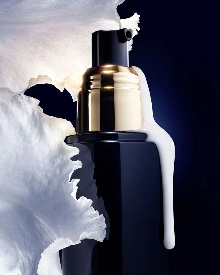 精華露搭配之新版壓頭，擠出的量為過往蘭鑽氧生蘭花精露的4倍之多。品牌提供
