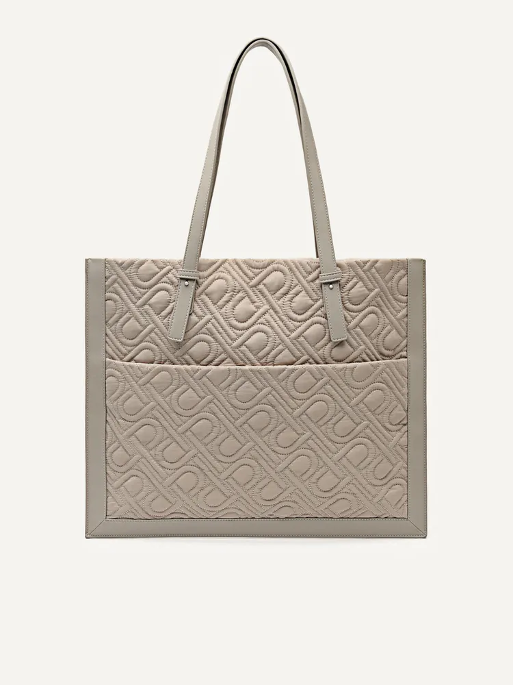 標誌尼龍雙肩包，3990元。品牌提供