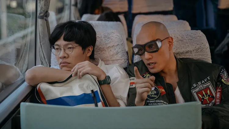 片中，只有盧廣仲（左）看得到黃宣。氧氣電影提供