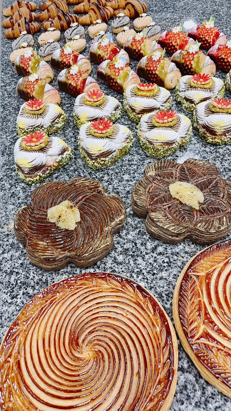 今年決賽將以雙人組隊參賽，實際操作包含國王派(傳統、創意)、傳統可頌、創意丹麥、布里歐系列，以及剩料再利用的創意千層等5項品項。主辦單位提供