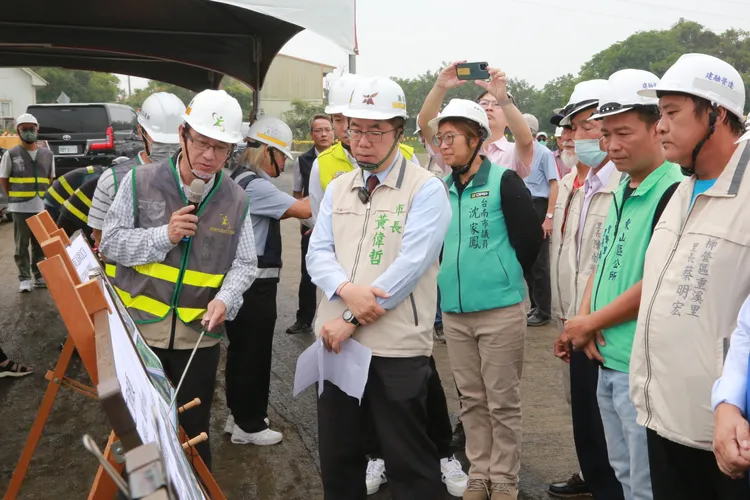 黃偉哲前往視察工程品質與進度。工務局提供