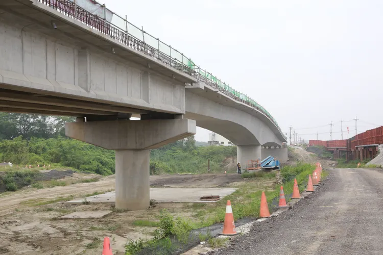 重溪橋拉高跨距，提高排水防洪能力。工務局提供