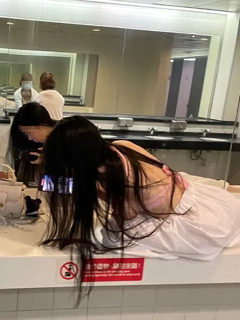 洗手台側邊寫明請勿坐踏。翻攝自論壇Dcard