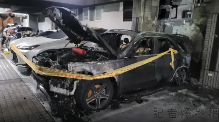 新車要價近400萬元賓士休旅車付之一炬。翻攝自記者爆料網