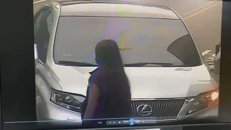 鄭嫌妻子古女從朋友車內走出來。民眾提供