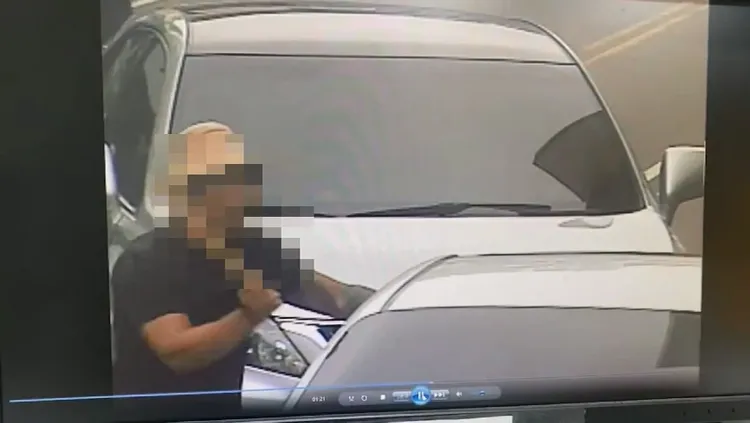 鄭嫌持棍棒砸毀對方後照鏡。民眾提供