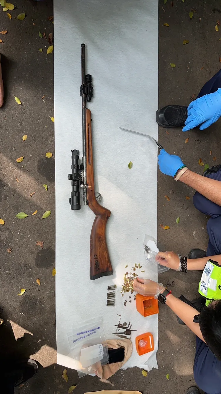 警方起獲的長槍還附有瞄準鏡。民眾提供