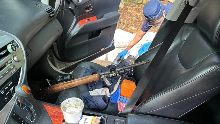 鄭嫌就將長槍放在車內視線所及之處。民眾提供