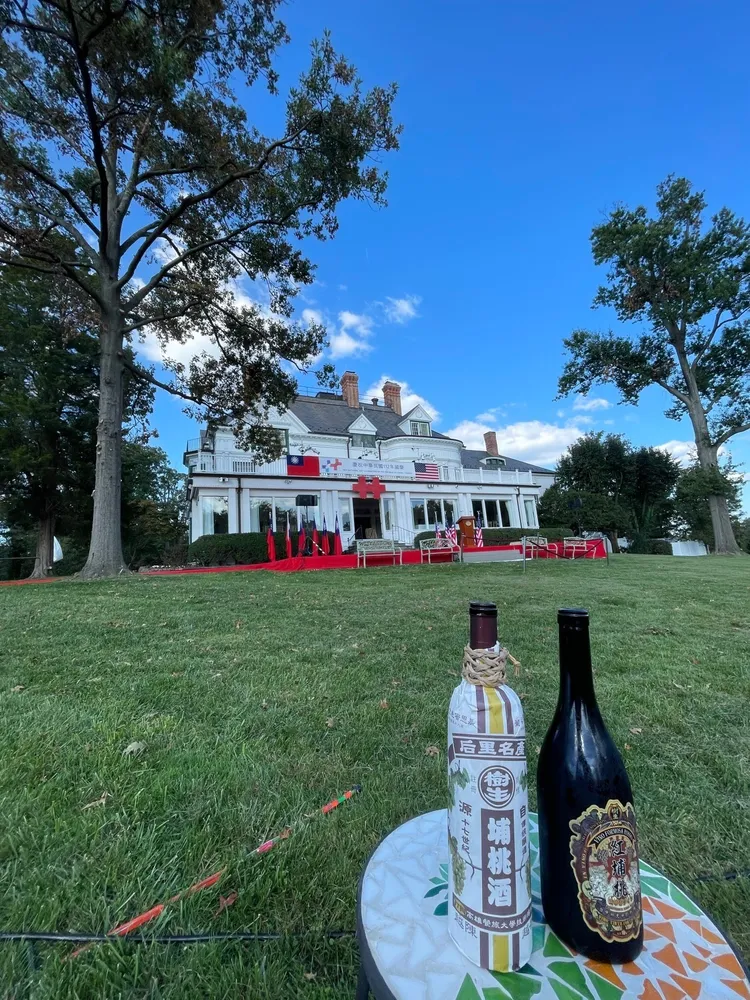 台灣埔桃酒在美雙橡園國慶備受讚賞。高餐大提供