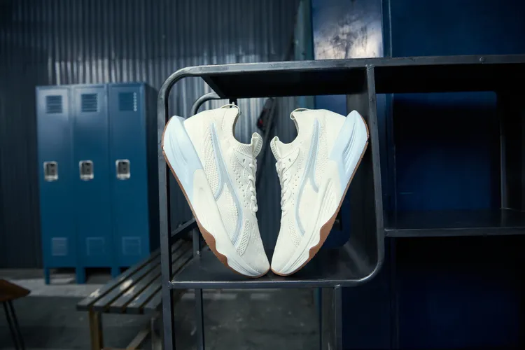 PUMA PWR XX NITRO使用PROFOAM高彈力EVA中底打造厚實鞋底。品牌提供