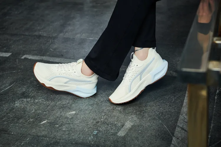 粗針織設計使鞋款外型更加立體。品牌提供