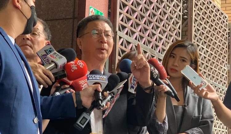 郭璽(中)怒批立委馬文君「賣國」。丁牧群攝