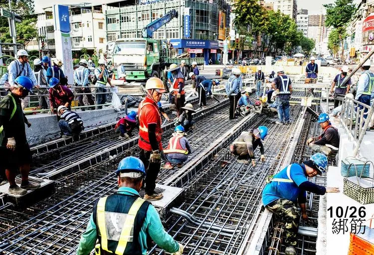 1026出動大量工程人員完成最後綁筋作業。取自高雄好過日