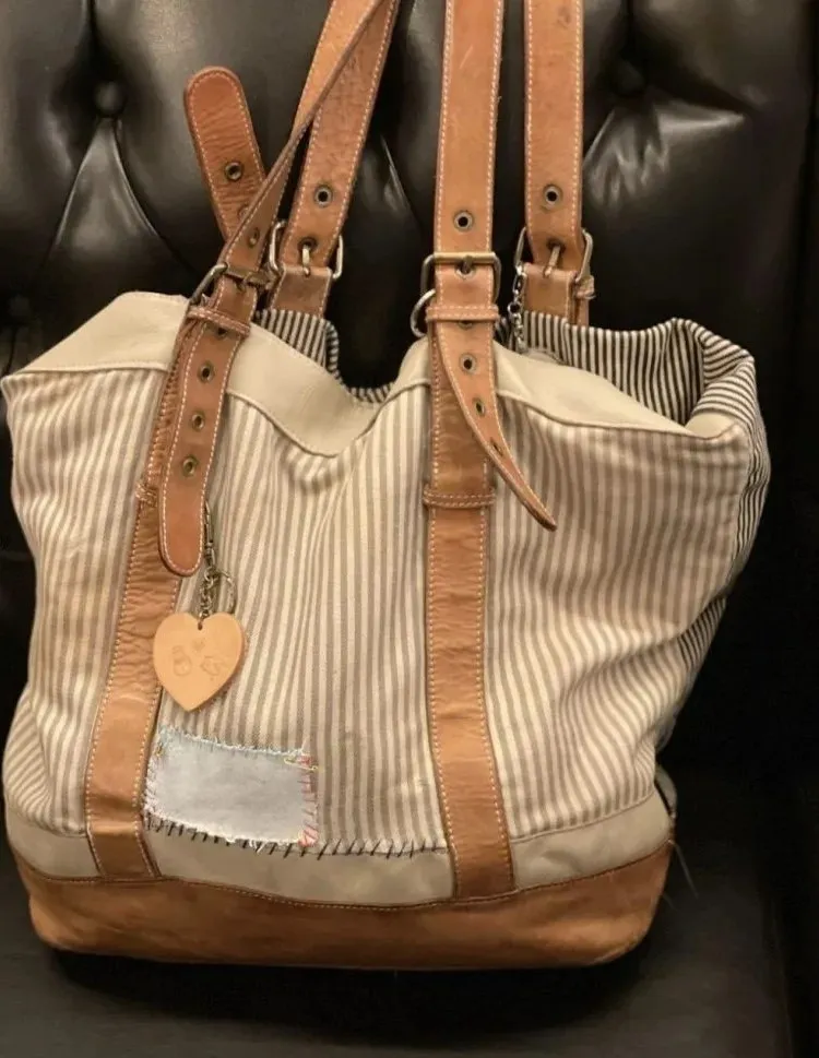 小S摯愛的「Paul Smith」條紋款帆布包，上面還有縫補痕跡。翻攝小S的IG