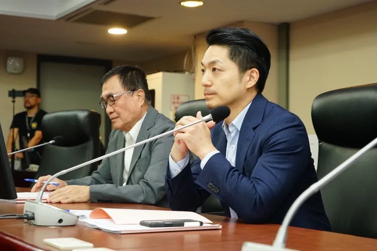 蔣萬安今赴議會民眾黨團報告，議員砲聲隆隆，氣氛火爆。北市府提供