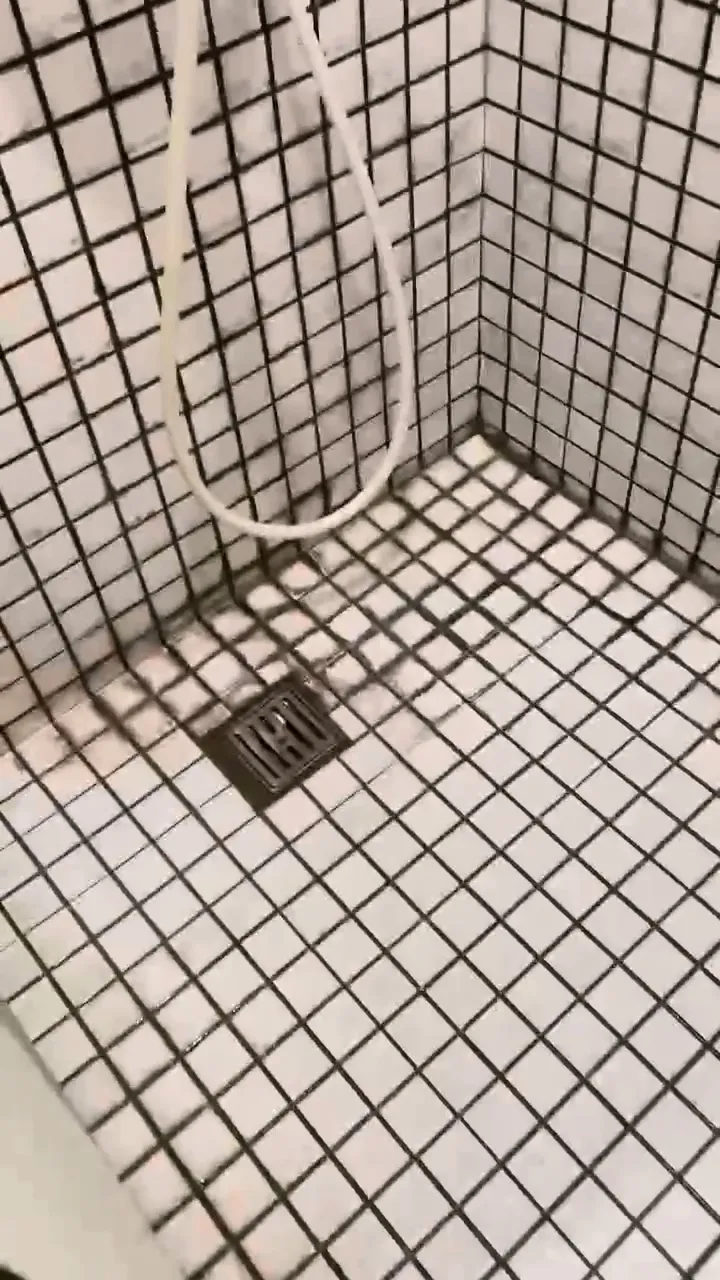 亞大住宿生說，浴室牆壁的黑黴菌清不掉，檢方複查未過，他們同房4名同學均被扣除1千元保證金。讀者提供