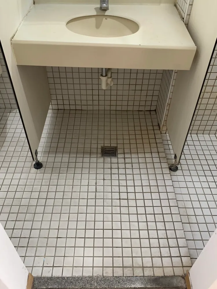 住宿生說，他們退宿時洗手台下方很乾淨。讀者提供