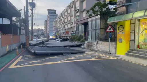 小犬發威掀桃園好大的風　民宅鐵皮屋頂吹落地