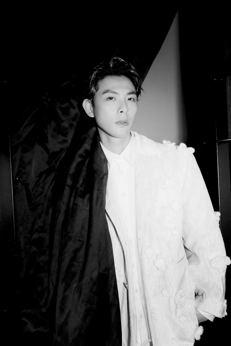 走上伸展台的連晨翔手汗狂流，瘋狂自我催眠。成人之美提供