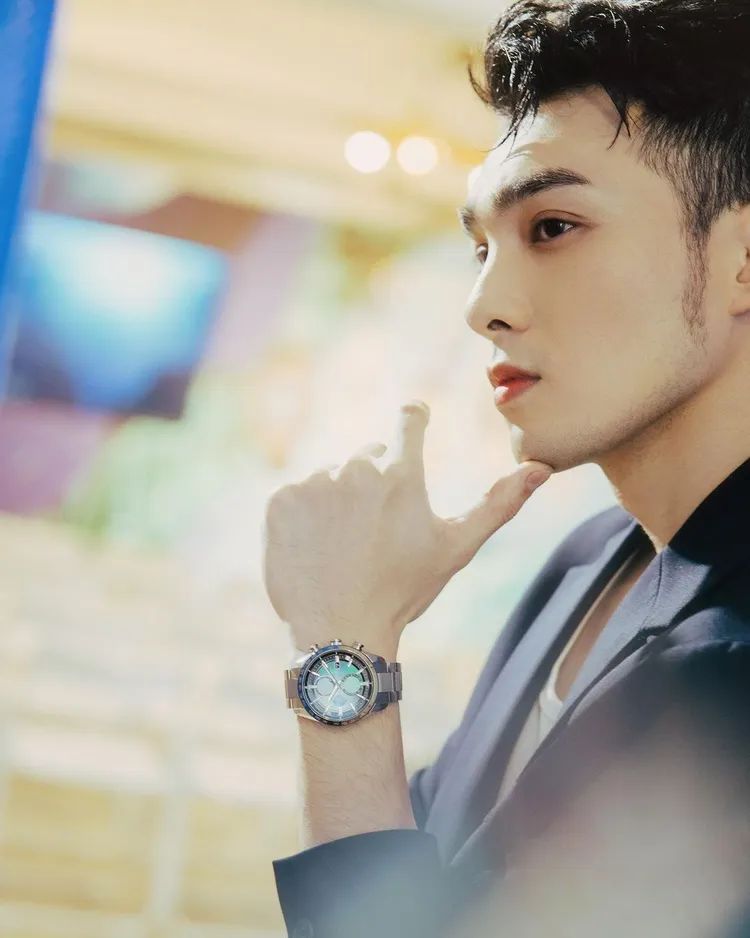 黃偉晉演繹千彩之海限定款AT8188-64L腕錶。翻攝黃偉晉IG