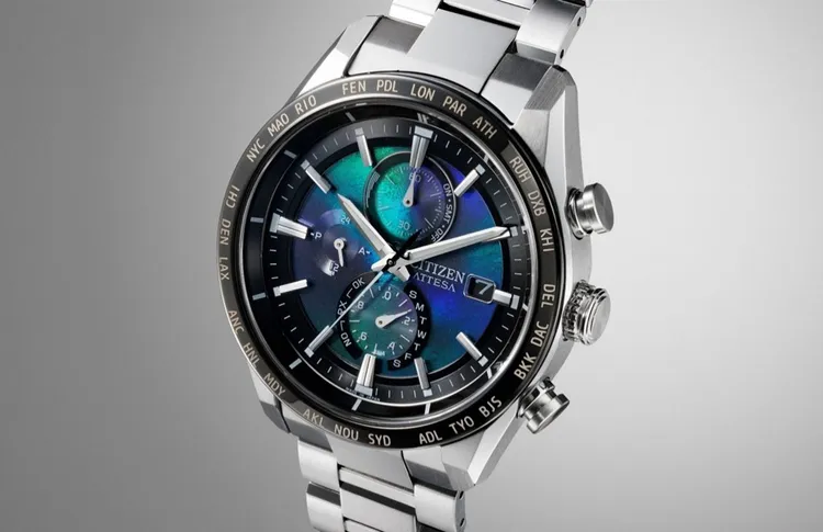 黃偉晉配戴的AT8188-64L腕錶，42mm，鈦金屬錶殼，鈦金屬錶帶，5萬5800元。品牌提供