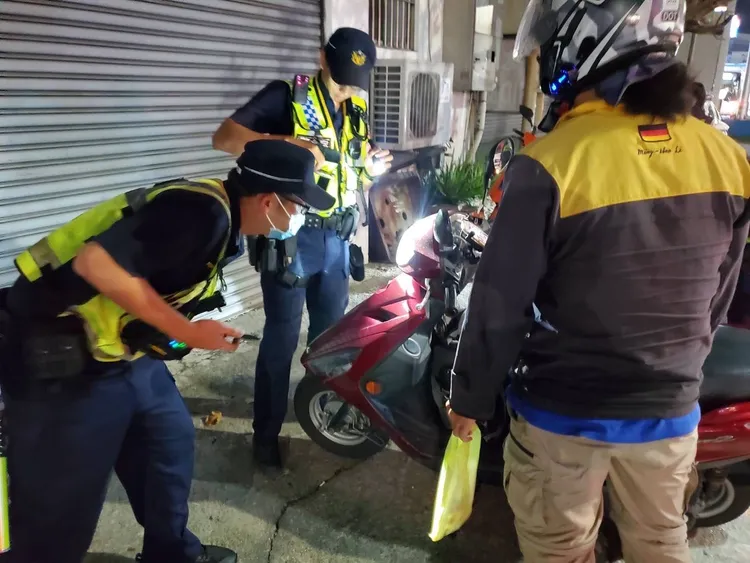 警方4小時內取締44件違規。警方提供