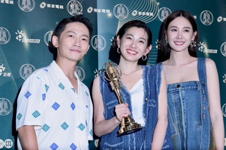 安心亞（右起）、米可白和蔡昌憲出席慶功宴。林林攝