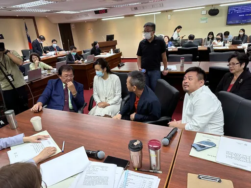 最低工資法初審僅8條過關  「政院核可權」關鍵條文待協商