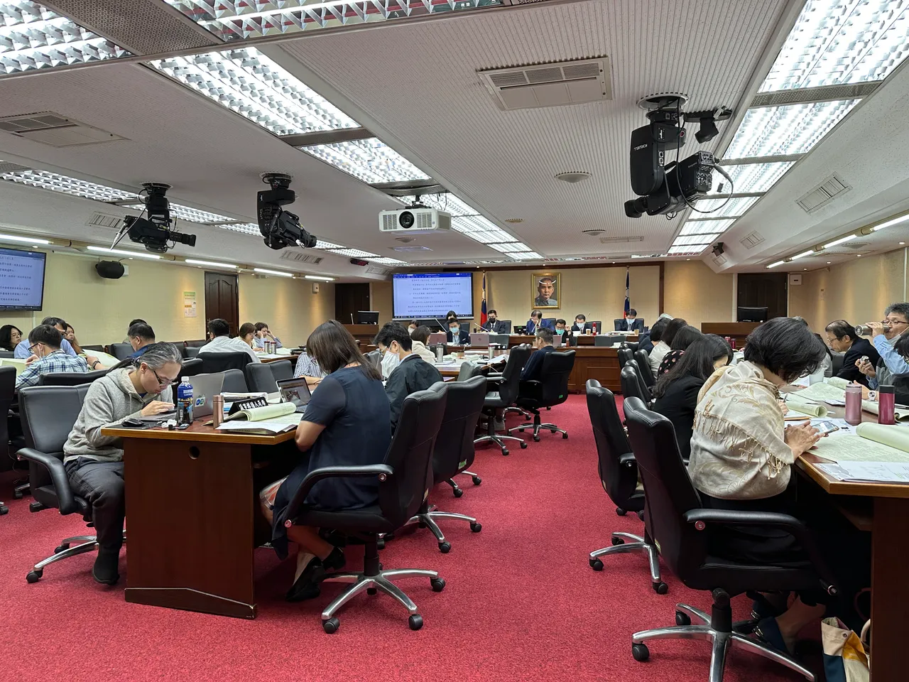 立法院社會福利及衛生環境委員會今天審查「最低工資法」草案。王良博攝