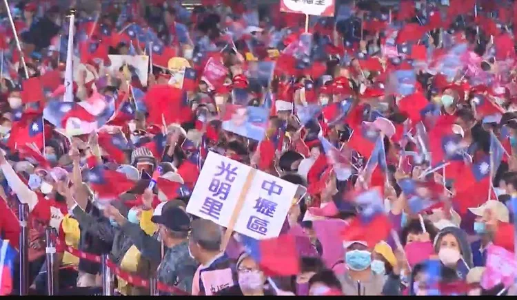 現場支持者揮舞國旗。翻攝畫面