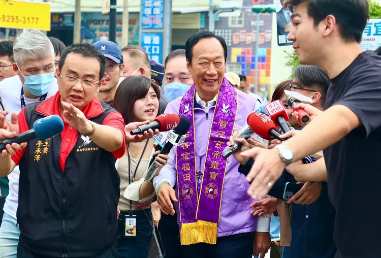 郭台銘第三位到場，在廟方及支持者熱情歡迎下入場。彭欣偉攝