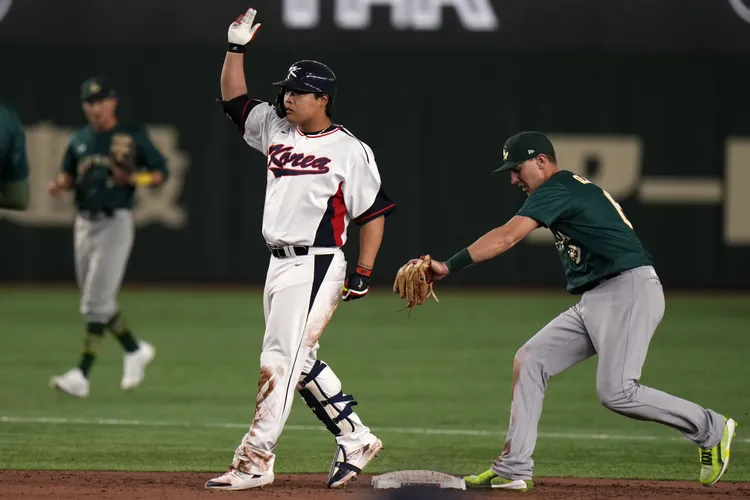 姜白虎在經典賽離壘被觸殺。   資照