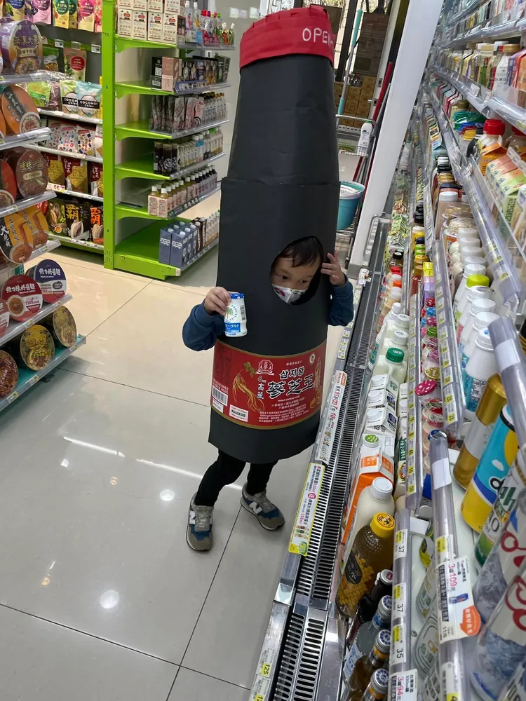 孫子扮成養生飲後，在路人注視下感到害羞，阿公特地帶孫子去超商買飲料犒賞他。翻攝自臉書「爆廢公社二館」