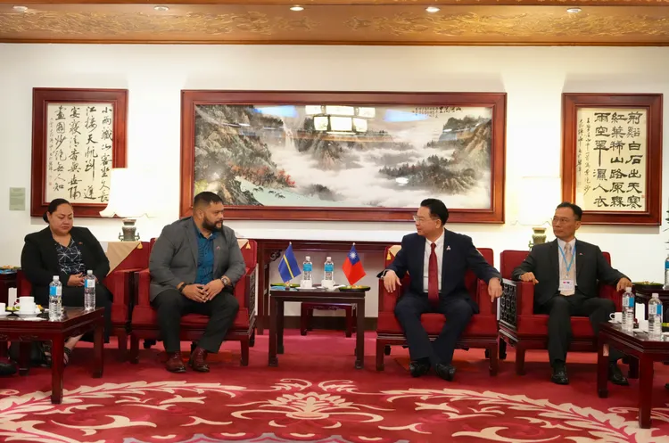 吳釗燮歡迎昆洛斯一行抵台。外交部提供