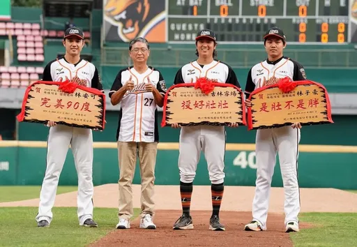 統一獅很會!找來名嘴馬西屏開球 沒說古林「體弱多病」而送這扁額