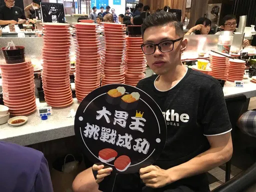 不仅爽吃超派茶碗蒸!争鲜「极限大胃王」也回归 盘子堆过身高免钱