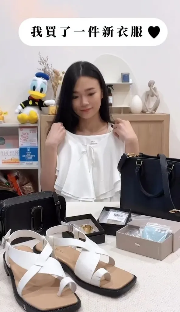 女人買一件衣服，發現沒適合可以搭的鞋子和配件，就一連串買買買。IG@abby_0999 提供