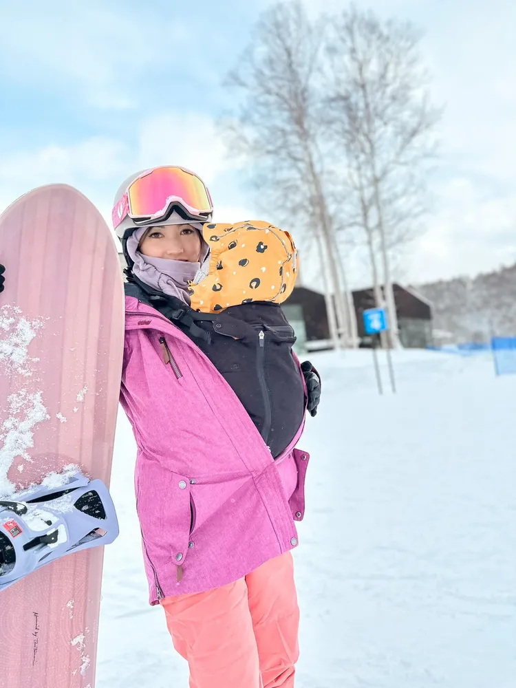 林叨囝仔之前把孩子揹在前方滑雪的照片挨轟。翻攝自林叨囝仔臉書