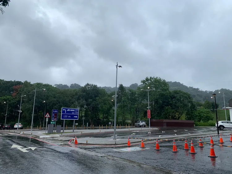 通勤者之歌預告22日將以汽車塞滿石碇服務區停車格。翻攝畫面