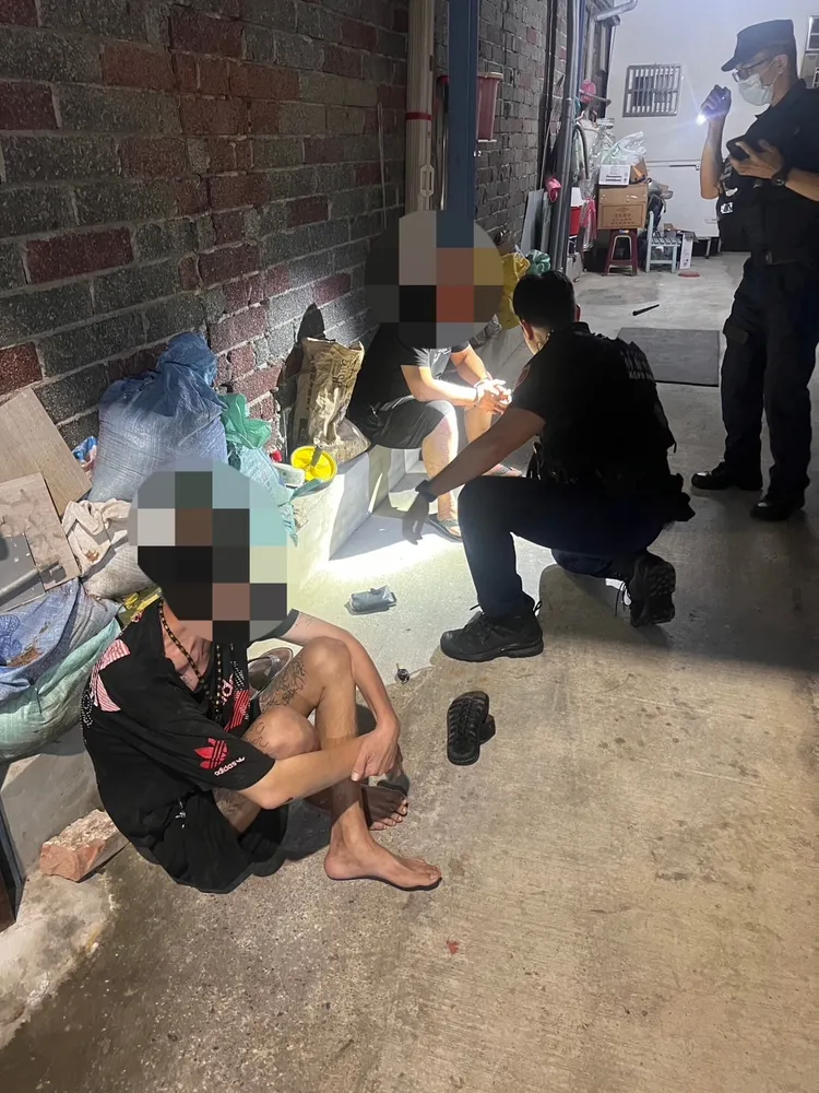 特警逮捕通緝犯，當場起出毒品。翻攝畫面