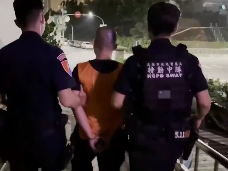 特警將通緝犯送高雄地檢署。翻攝畫面