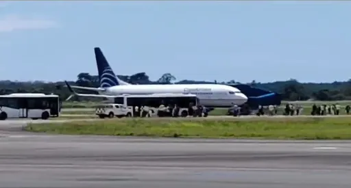 客機空中發現疑似爆裂物緊急折返 特警上機見「炸彈」傻了