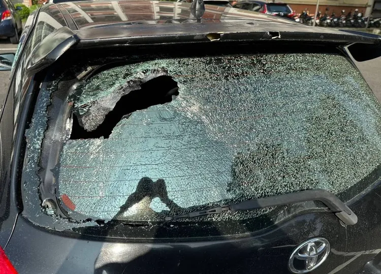 轎車多個車窗被砸破。讀者提供