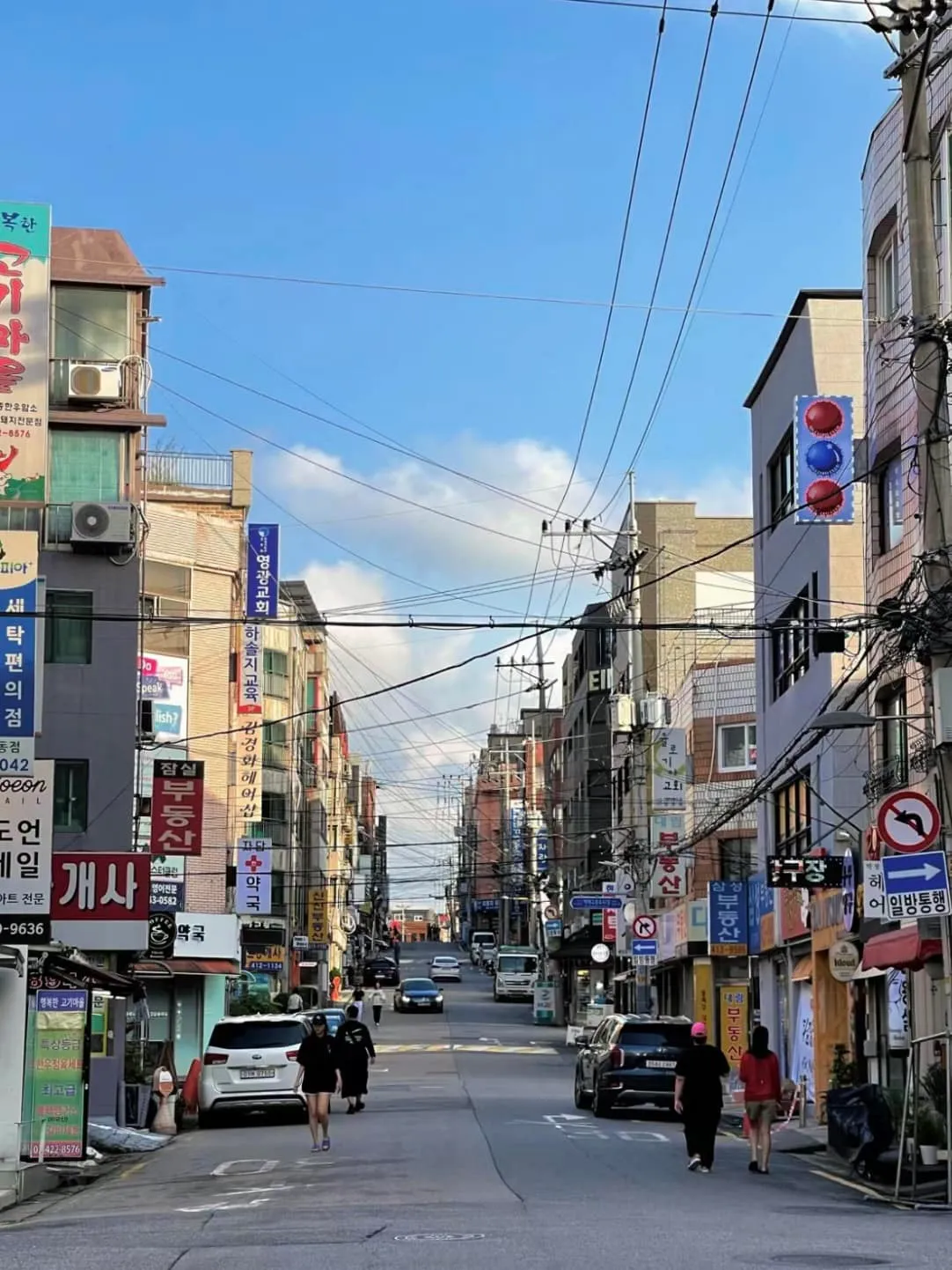 有網友認為,原PO貼出的韓國街景,確實跟台灣街道很相似。翻攝自臉書「爆廢公社二館」
