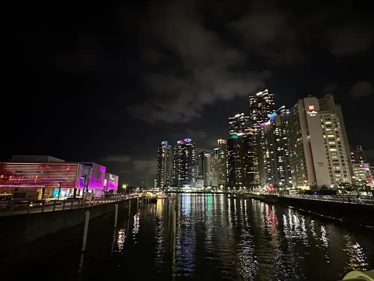 不過有人覺得很喜歡韓國，並貼出釜山夜晚的美麗河景。翻攝自臉書「爆廢公社二館」