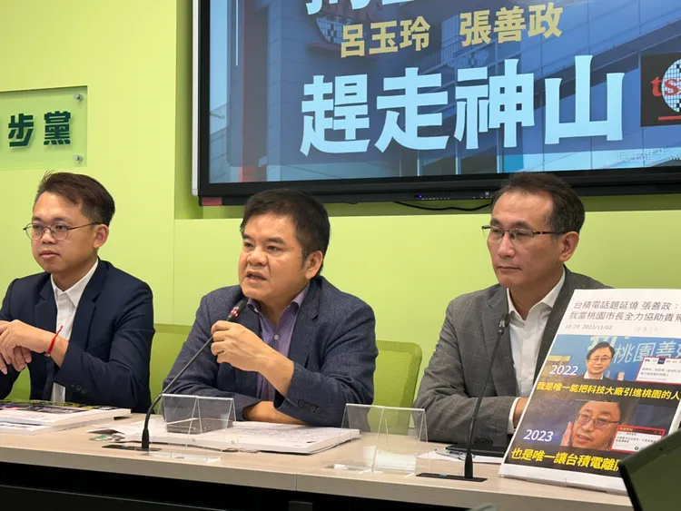 鄭運鵬（右）與黨團書記長莊瑞雄。潘袁詩羽攝