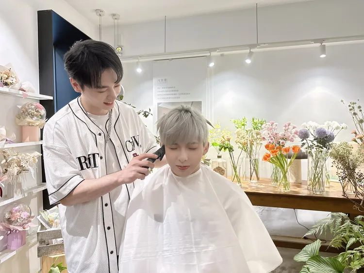 古曜威（左）為了陳柏諦剃頭。單純夢想文創事業提供